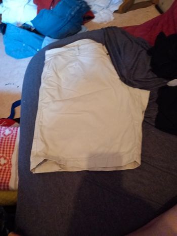 Bermudas t 52 3 petites taches derrière