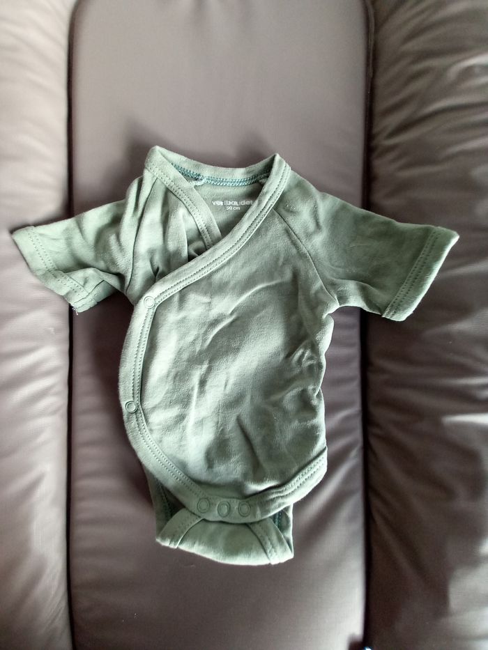 2 Bodys neufs naissance et bonnet - photo numéro 2