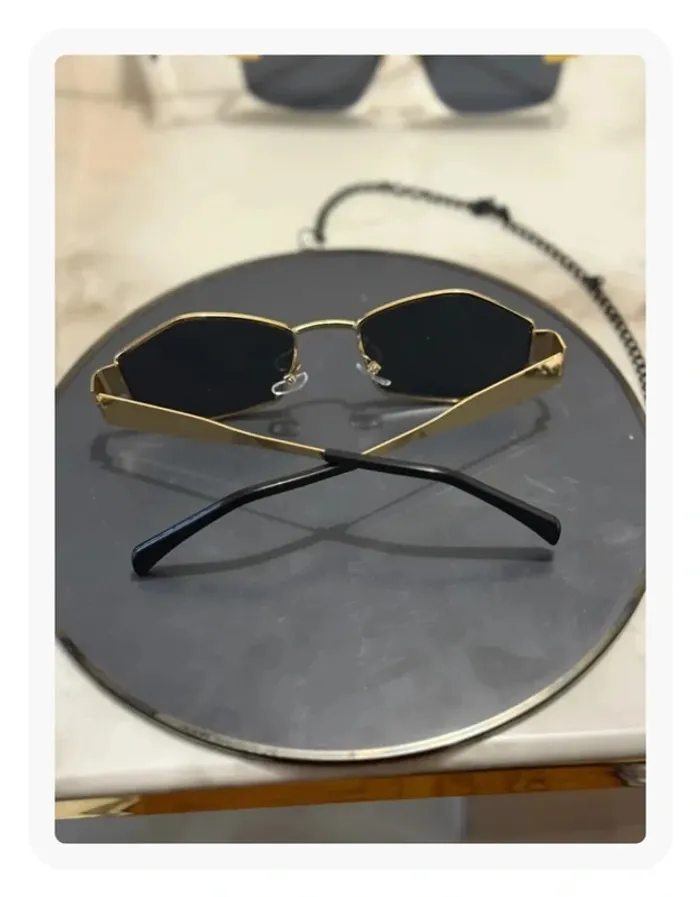 Lunette de soleil noire dorée - photo numéro 4