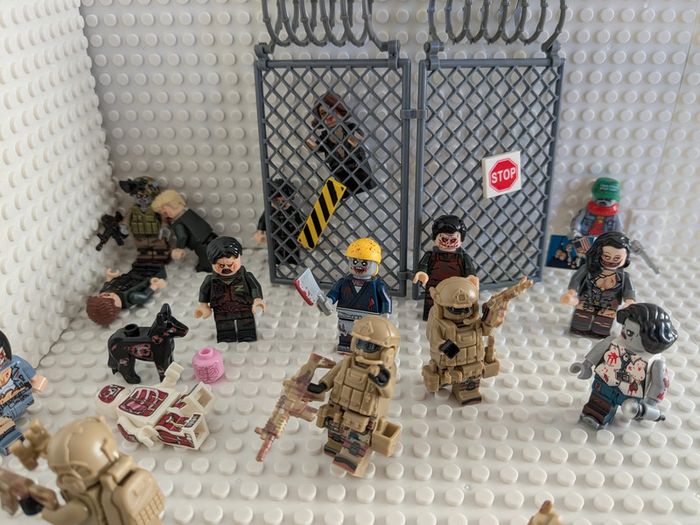 21 Figurines Call of Duty mode Zombies + accessoires sur la photo , style lego - photo numéro 2