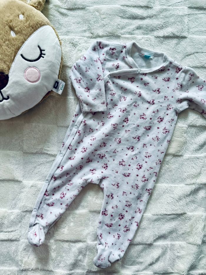 Pyjama une pièce fleuri taille 6 mois Manon et Valentin