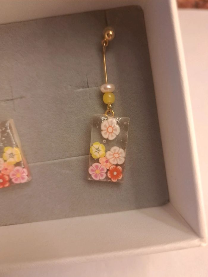 Boucles d'oreilles pendante en résine florale multicolore - photo numéro 4