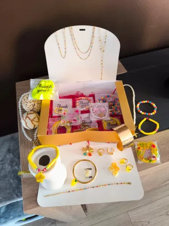 Lot de 20 bijoux dorés et jaunes