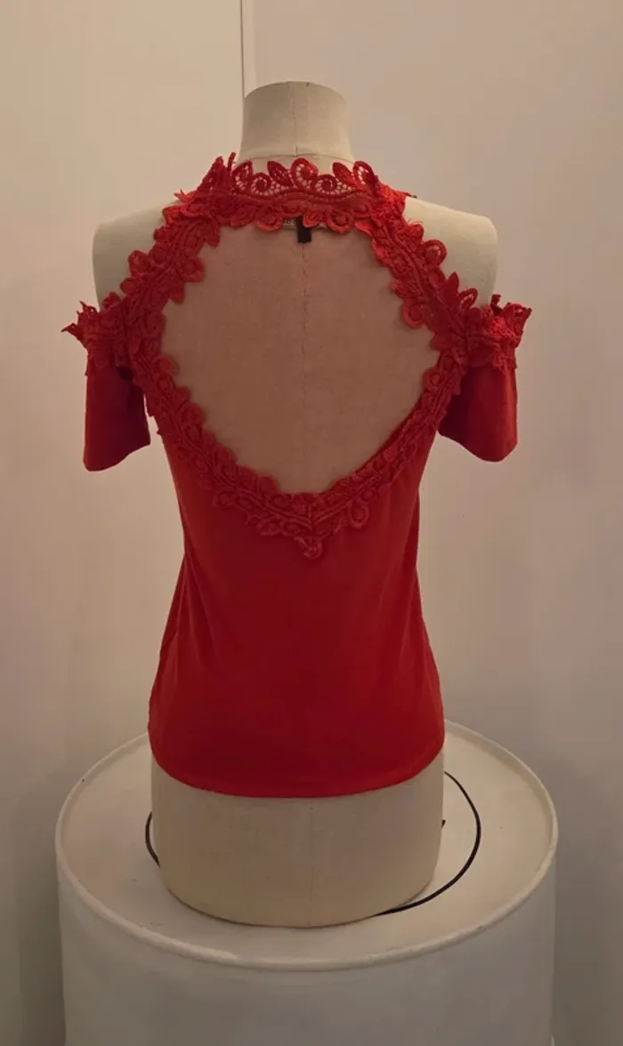 Haut rouge élégant avec dentelle ajourée – Taille M/L - photo numéro 3