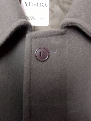 Joli manteau long en laine . Vestra . doublé .Épaulettes . Boutons cachés. 2 poches intérieures. Poches extérieures. Taille L. Fabrication française. Bien chaud.