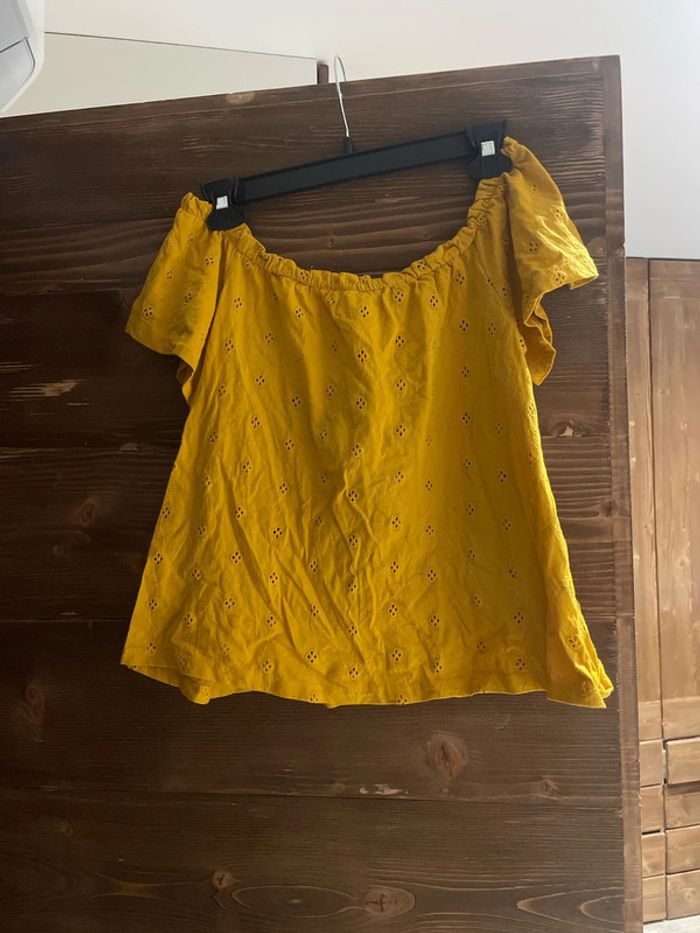 Top moutarde broderie anglaise
