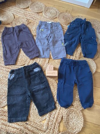 Lot de cinq pantalons taille six mois
