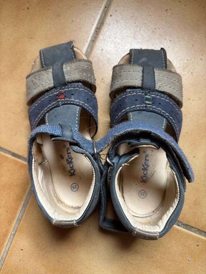 Belle paire de sandales Kickers T. 25 garçon - photo numéro 4