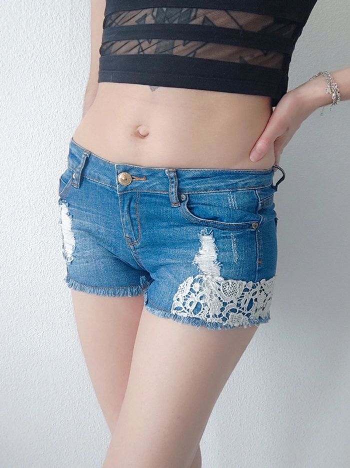 Mini short en jean bleu troué dentelle blanc / Jennyfer - 34/XS - photo numéro 3