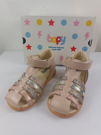 Sandale fille taille 24 de marque bopy
Matière cuir avec voûte plantaire 
Fermeture par scratch 
Valeur en boutique 59€
jamais porté neuve ouverte juste pour photo dans boîte d'origine 
Envoi rapide et soigné