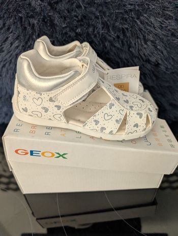 Sandales d'été fille. Taille 26. Semelle intérieure en cuir. Geox. Neuf 