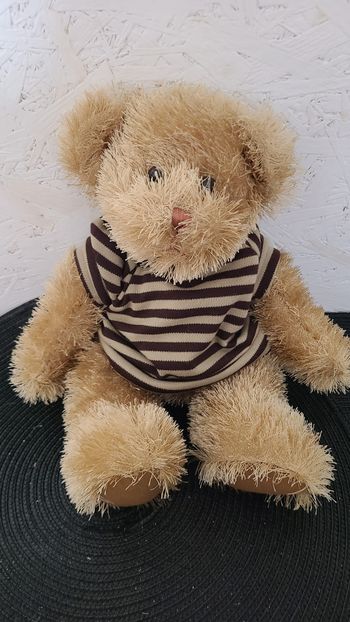 peluche ours beige tee shirt marron ligné
