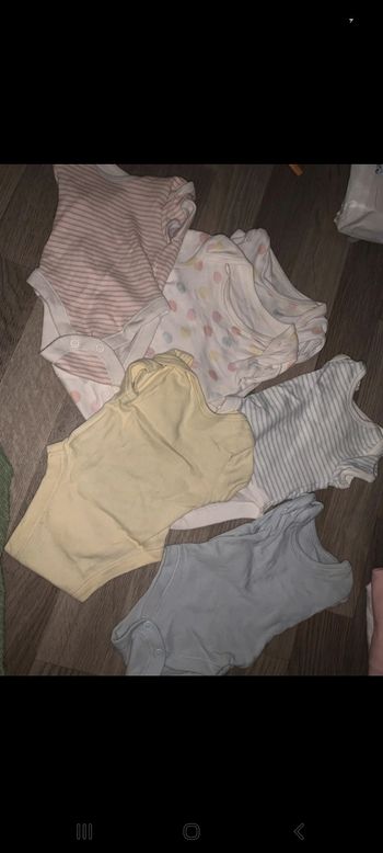 6 boddies taille 1 mois