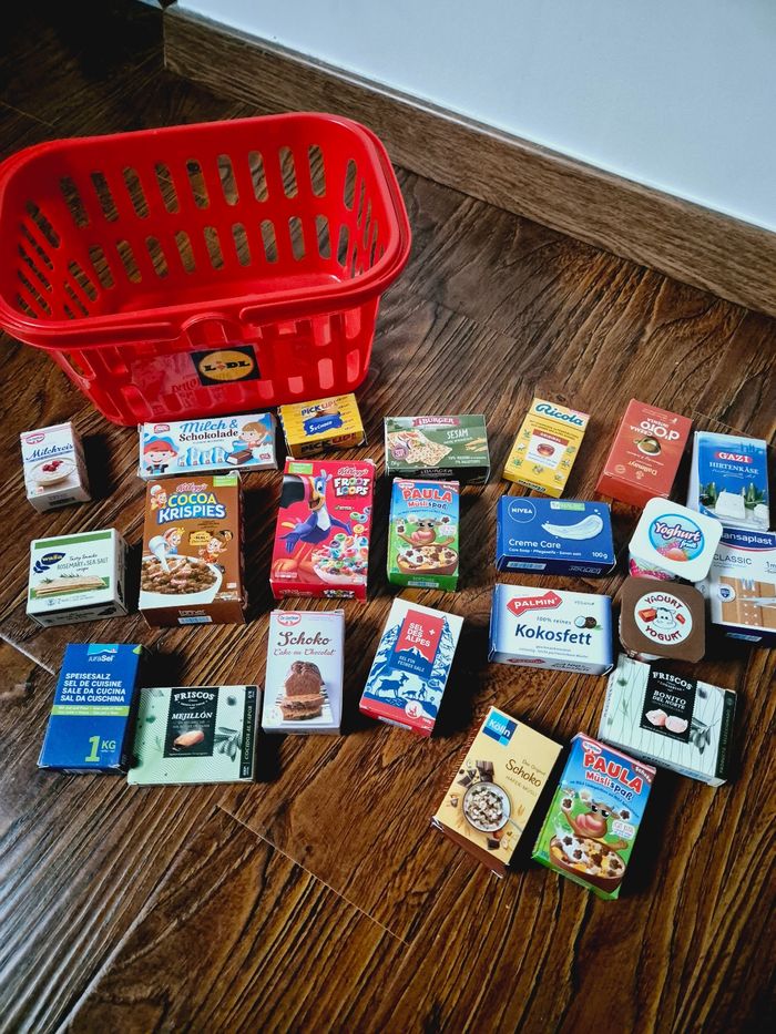 Panier de course avec produits factices - photo numéro 3