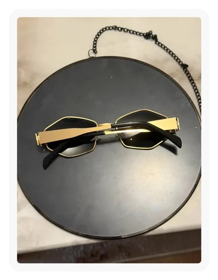 Lunette de soleil noire dorée - photo numéro 2