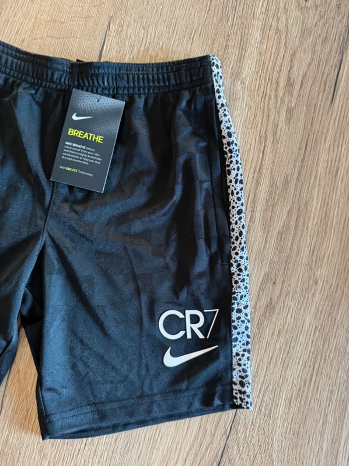 Short Nike dri-fit taille S 8-9 ans neuf avec étiquettes - photo numéro 3