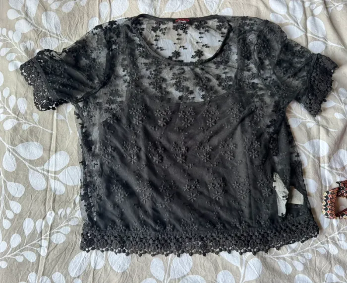 T-shirt manche courtes dentelle noir et broderie