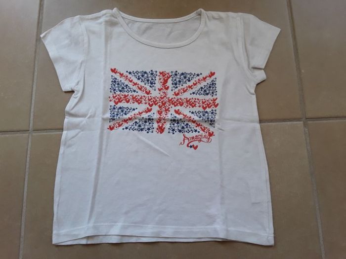 T-shirt MC blanc drapeau anglais fille en 4 ans TBE