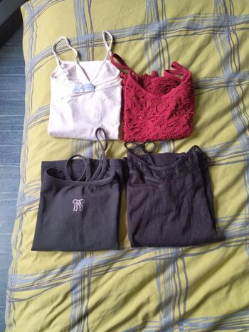 Lot de 4 tops ou débardeurs