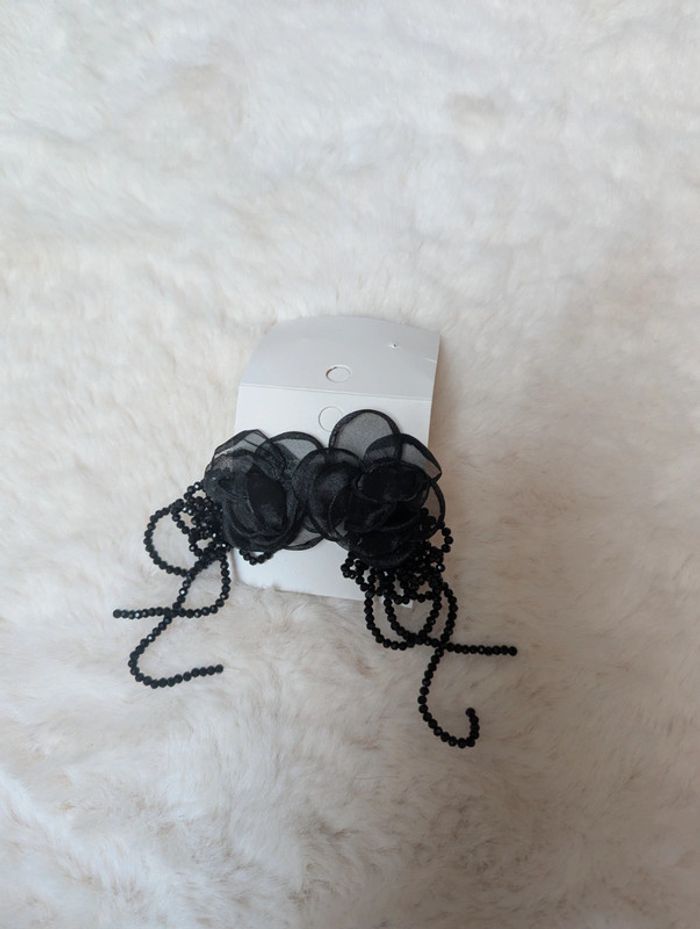 Boucle d'oreilles neuve noire fleurs - photo numéro 2
