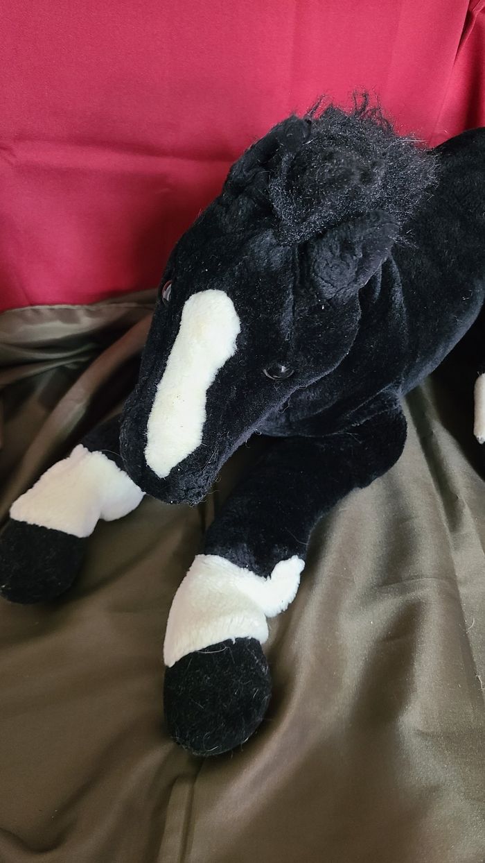Peluche cheval noir avec pattes blanches