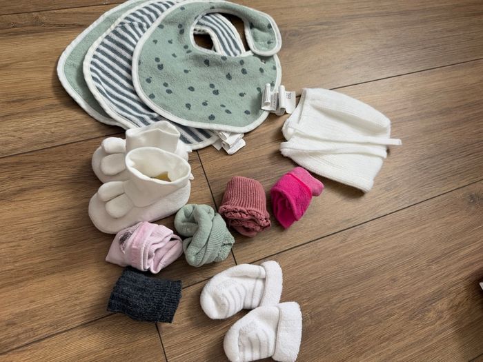 Lot bavoirs chaussettes