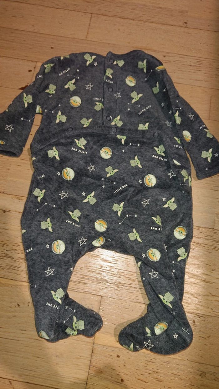 Pyjama velours gris motif bébé yoda / grogu - photo numéro 2