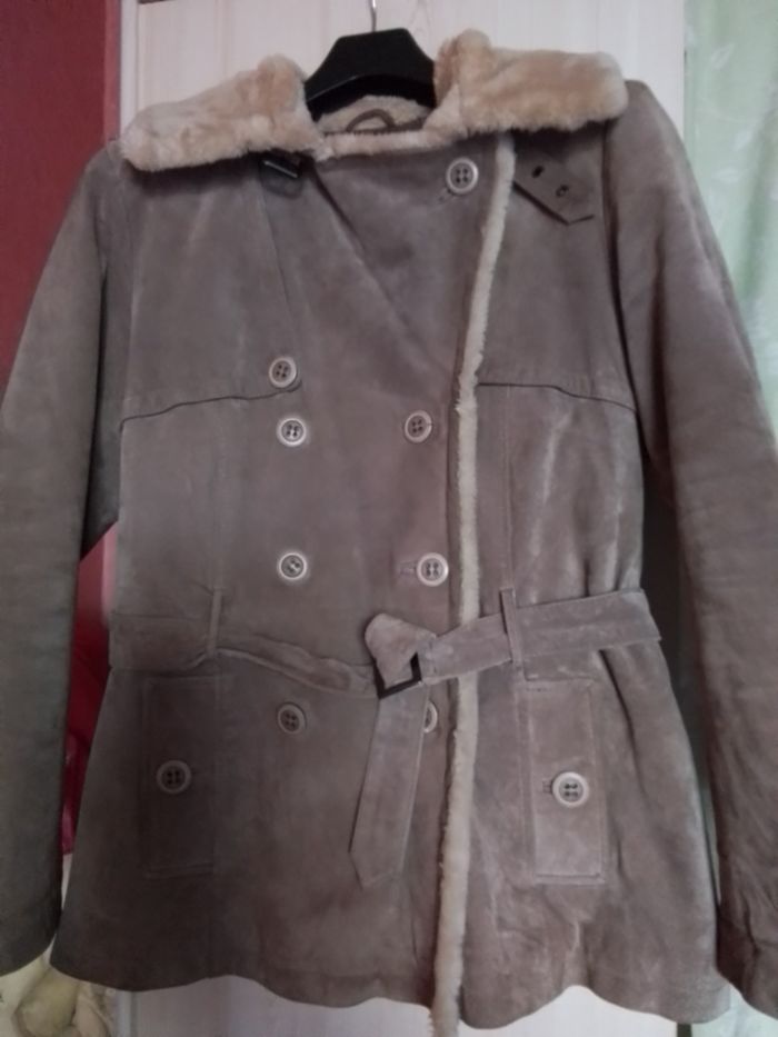 Belle veste en vrai daim  avec fourrure col. - photo numéro 2