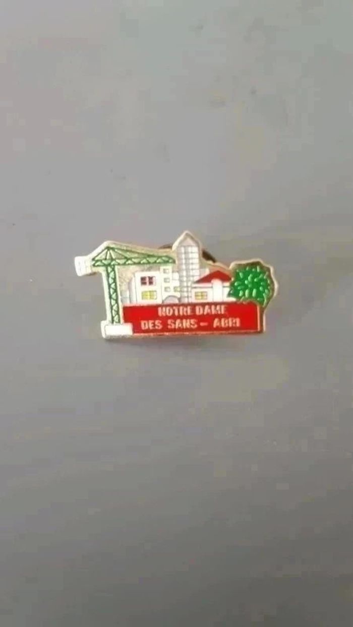 Pin's notre dame des sans abri