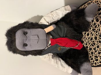 Russ le Boss, gorille en peluche fumant le cigare, singe en peluche
