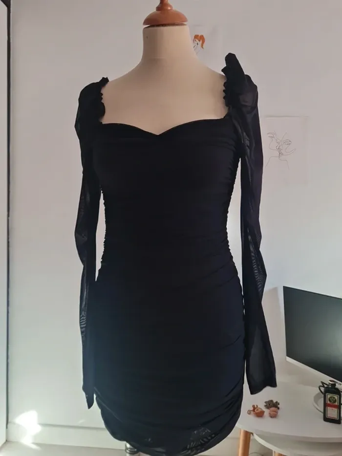 Robe noire moulante