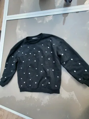Sweat noir perles nacrées