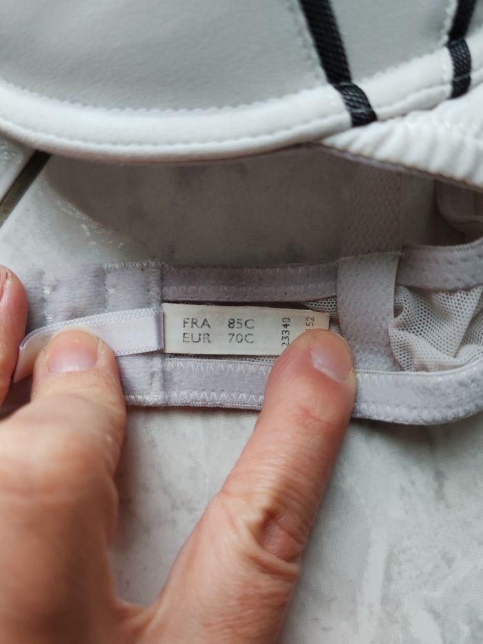 Soutien gorge blanc et noir - photo numéro 3