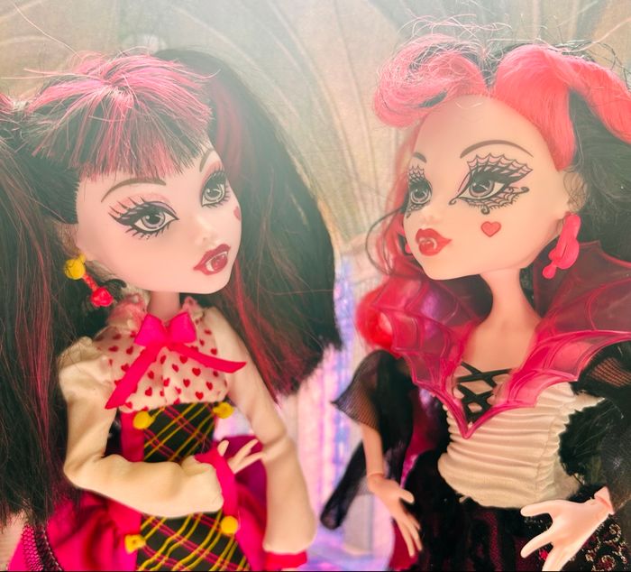 2 poupées Monster High Draculaura, de la collection Ghouls Rule de 2012 et School's Out. - photo numéro 2