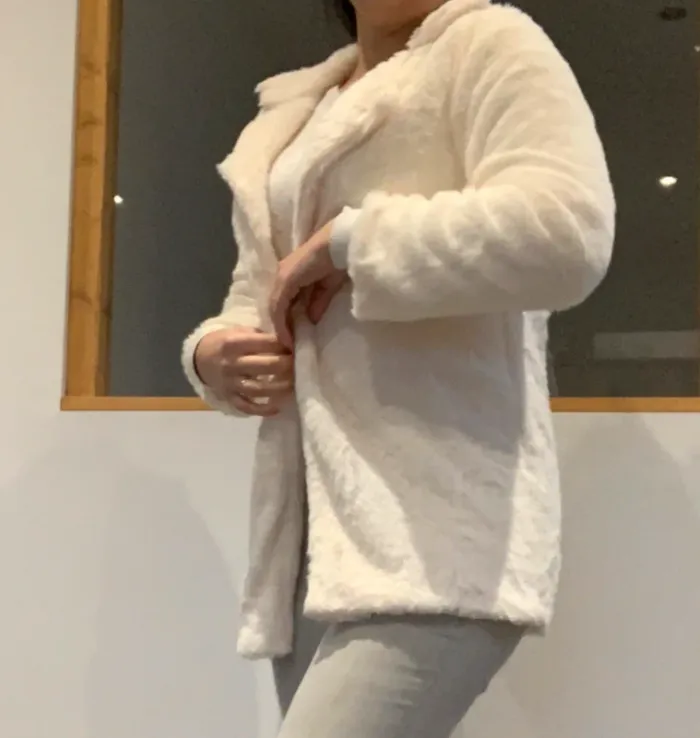 Manteau en fourrure beige crème - photo numéro 4