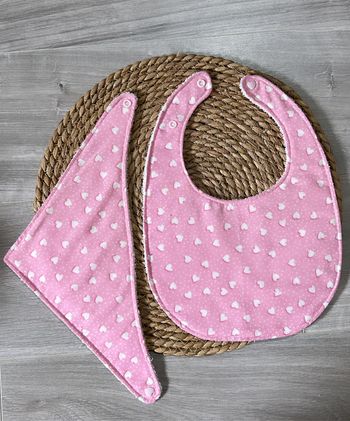 Lot 2 bavoirs cœurs roses fait main