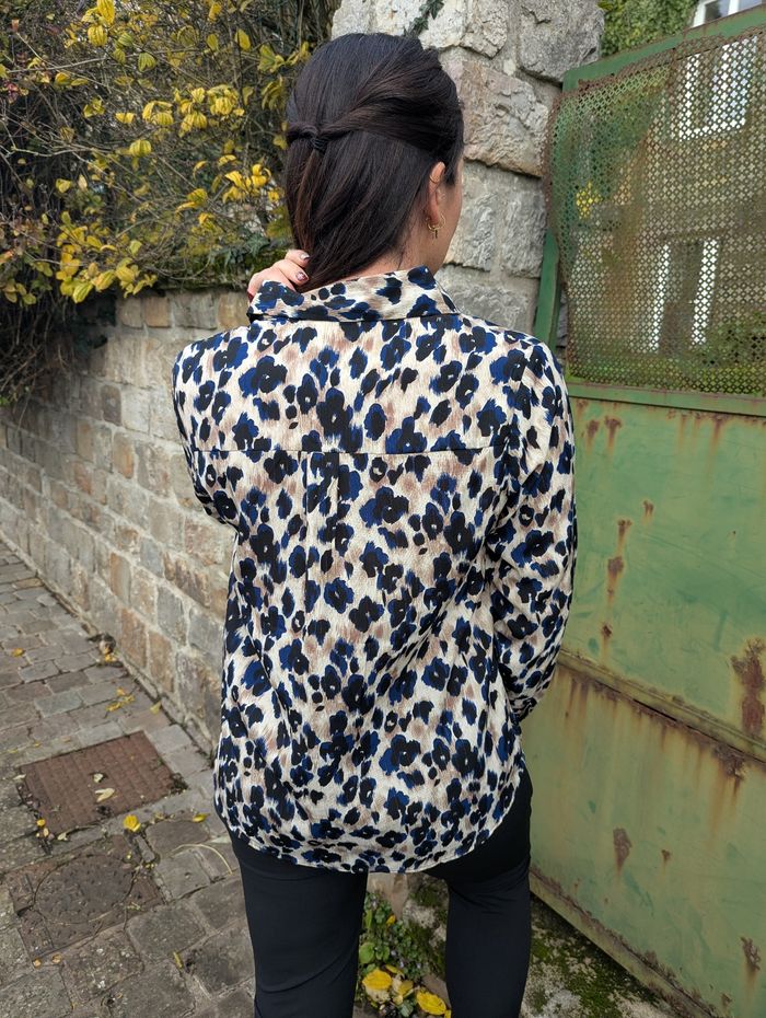 Chemise beige noir bleu roi Léopard 
Taille S/M - photo numéro 4