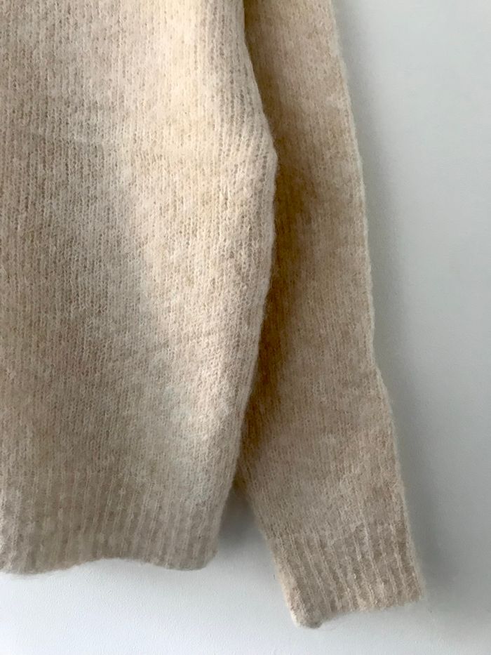 Pull tendance avec Bouton Bijou Doré sur l’Epaule - photo numéro 3