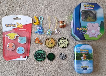 Lot de goodies Pokémon - boites, figurines, et autres