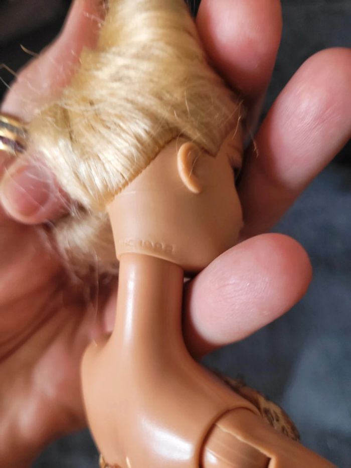 Poupée barbie et sa tenue - photo numéro 6