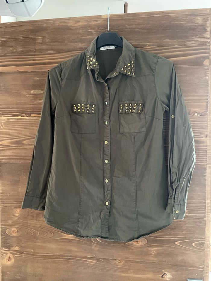 Chemise kaki avec clou doré