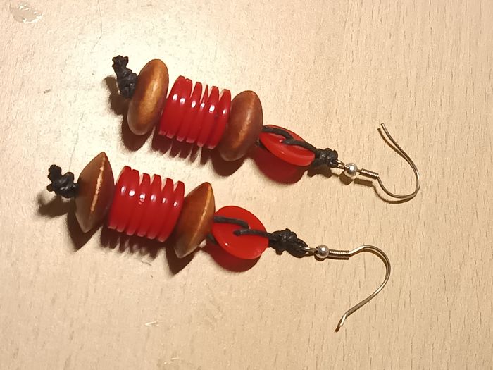 Boucles d'oreilles boutons et perles en bois - fait main ❤️🤎 - photo numéro 2