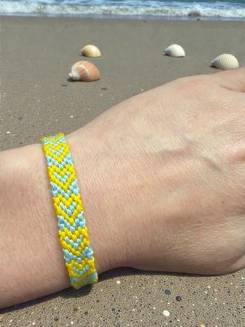 Bracelet coeur  bresilien fait main jaune et bleu