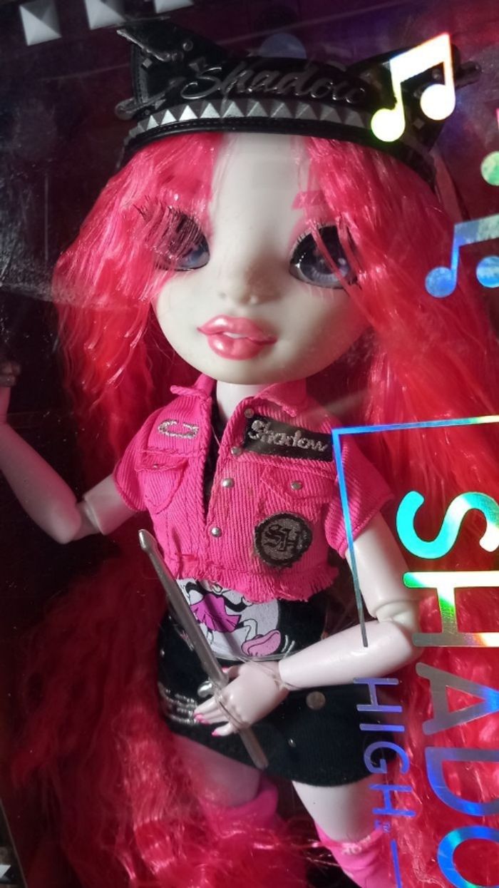 Poupée rainbow high Mara Pinkett shadow high néon rose groupe de rock - photo numéro 2