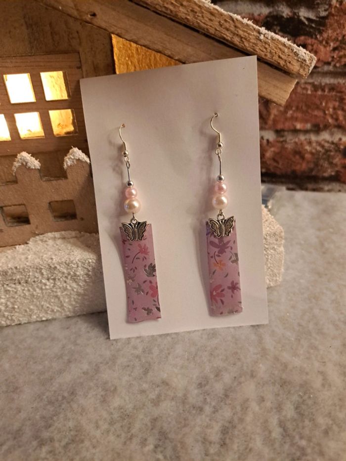 Boucles d'oreilles pendante en résine rose et argenté - photo numéro 7