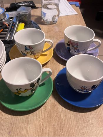 Tasses avec assiettes