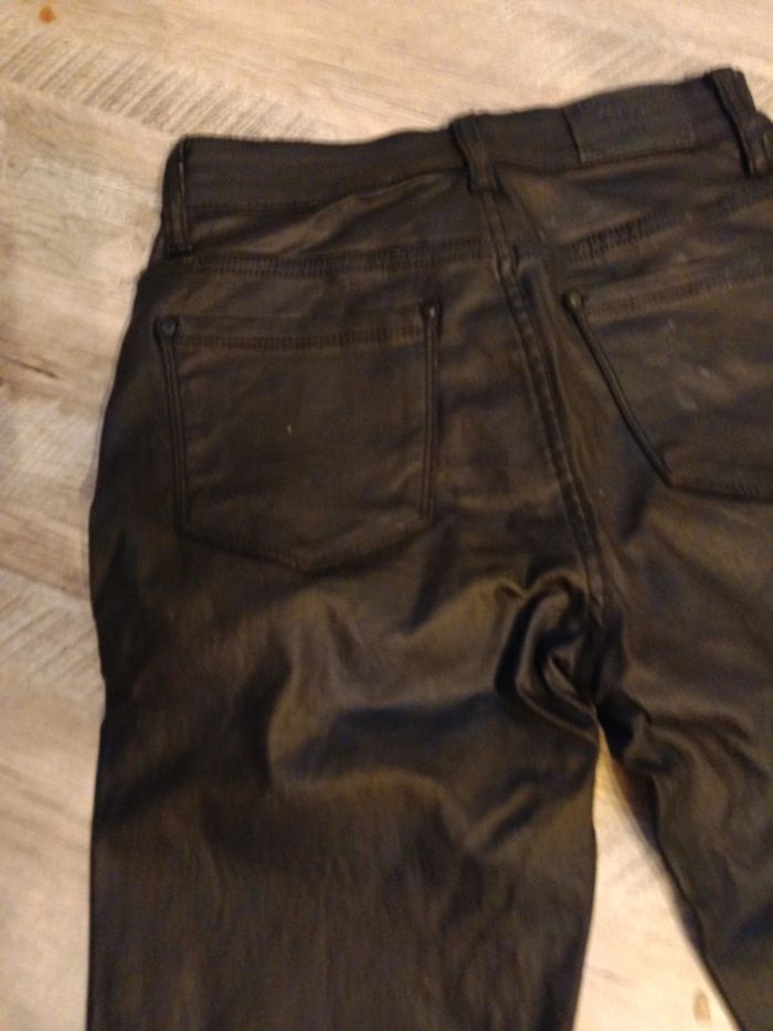 Pantalon noir extensible simili cuir - photo numéro 4