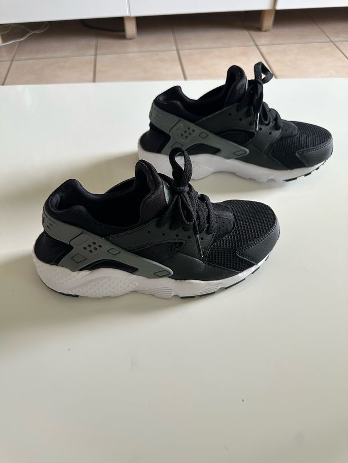 Baskets Nike Huarache Run taille 37,5