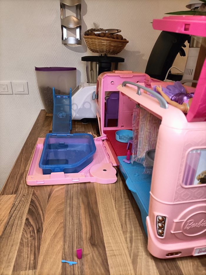 Camping car barbie dreamcampeur XXL avec électroménager, piscine, 1 barbie, 1 chien et nombreux accessoires - photo numéro 5