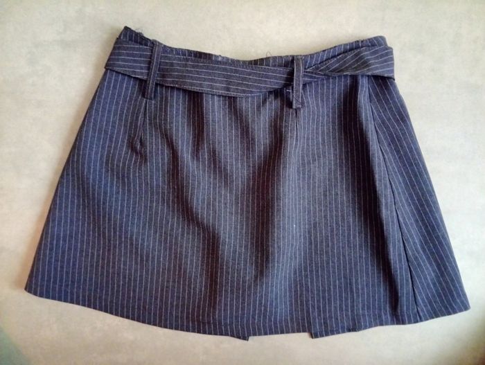 🌺 jolie jupe short neuve jsmarguerite élégante et raffinée à pinces 14 eur taille S 🌺 - photo numéro 2